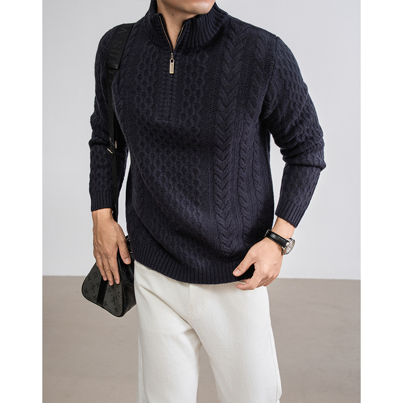 100% gyapjúból készült teljes testű kábeles kötésű pulóver jacquard mintával, cipzárral és fél magas gallérral, 7-gauge vastagság