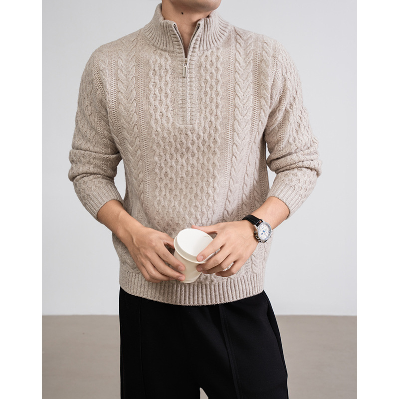 100% gyapjúból készült teljes testű kábeles kötésű pulóver jacquard mintával, cipzárral és fél magas gallérral, 7-gauge vastagság