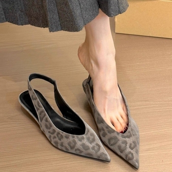 Mule sandale s oštrim vrhom, srednje visoka peta 3–6 cm, otvorene straga, elastični pojas, kopča, gornji materijal: super vlakno, potplat: guma