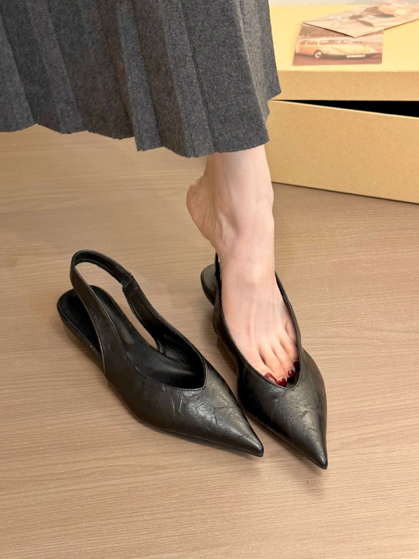 Mule sandale s oštrim vrhom, srednje visoka peta 3–6 cm, otvorene straga, elastični pojas, kopča, gornji materijal: super vlakno, potplat: guma