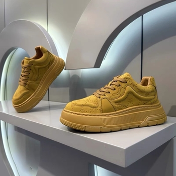 Muške tenisice s debelim potplatom: gornji dio od mikrovlakana, gumena potplata, okrugli vrh, visina potplata 3–5 cm, vezanje šnalama
