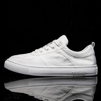 Napi viseletre szánt vászon edzőcipő fűzőkkel előről, kerek orr, alacsony felső rész, lélegző mesh belső, gumitalp