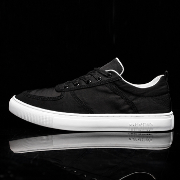 Napi viseletre szánt vászon edzőcipő fűzőkkel előről, kerek orr, alacsony felső rész, lélegző mesh belső, gumitalp