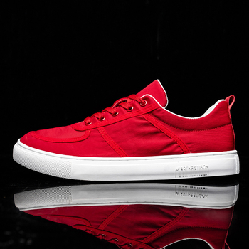 Napi viseletre szánt vászon edzőcipő fűzőkkel előről, kerek orr, alacsony felső rész, lélegző mesh belső, gumitalp