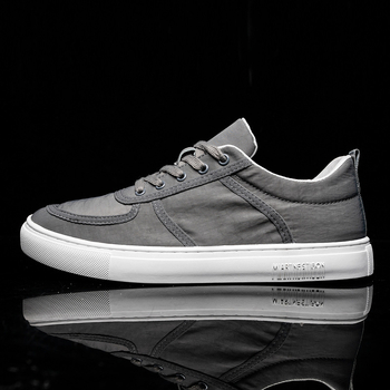 Napi viseletre szánt vászon edzőcipő fűzőkkel előről, kerek orr, alacsony felső rész, lélegző mesh belső, gumitalp