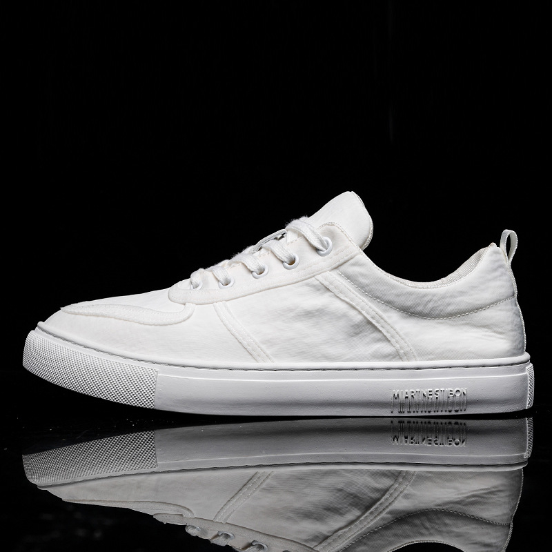 Napi viseletre szánt vászon edzőcipő fűzőkkel előről, kerek orr, alacsony felső rész, lélegző mesh belső, gumitalp