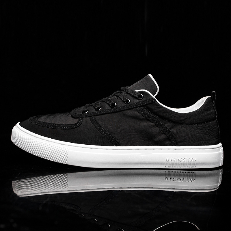 Napi viseletre szánt vászon edzőcipő fűzőkkel előről, kerek orr, alacsony felső rész, lélegző mesh belső, gumitalp