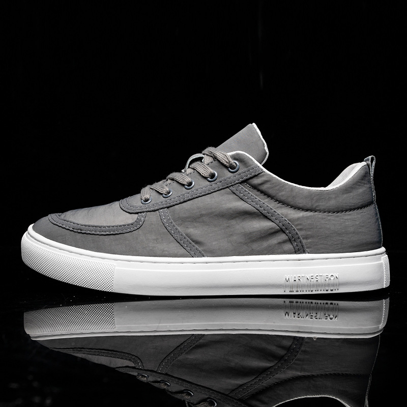 Napi viseletre szánt vászon edzőcipő fűzőkkel előről, kerek orr, alacsony felső rész, lélegző mesh belső, gumitalp