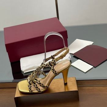 Sandale cu un singur curea, design împletit încrucișat, partea superioară din piele de vită, vârf dreptunghiular, talpă din cauciuc, închidere cu cataramă