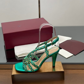 Sandale cu un singur curea, design împletit încrucișat, partea superioară din piele de vită, vârf dreptunghiular, talpă din cauciuc, închidere cu cataramă