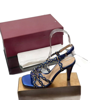 Sandale cu un singur curea, design împletit încrucișat, partea superioară din piele de vită, vârf dreptunghiular, talpă din cauciuc, închidere cu cataramă