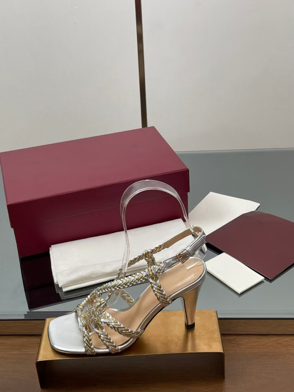 Sandale cu un singur curea, design împletit încrucișat, partea superioară din piele de vită, vârf dreptunghiular, talpă din cauciuc, închidere cu cataramă