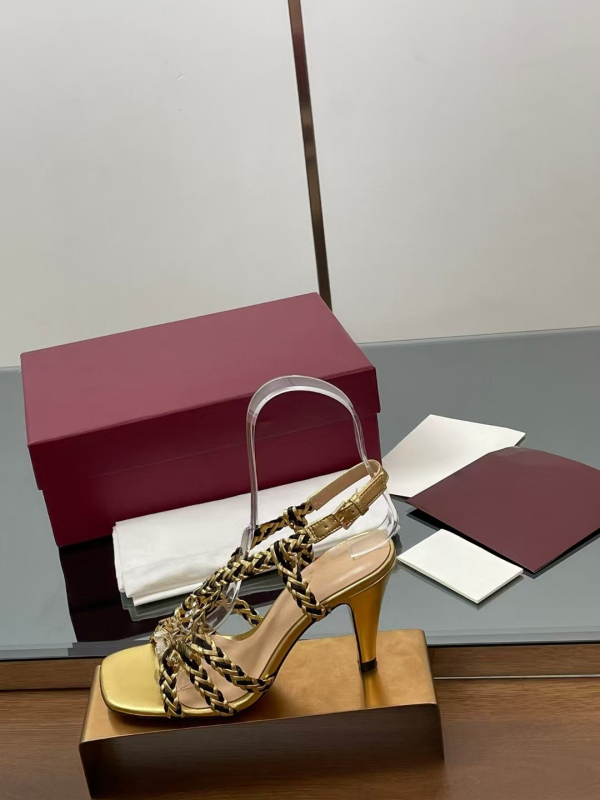 Sandale cu un singur curea, design împletit încrucișat, partea superioară din piele de vită, vârf dreptunghiular, talpă din cauciuc, închidere cu cataramă