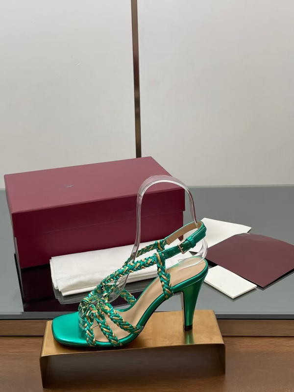 Sandale cu un singur curea, design împletit încrucișat, partea superioară din piele de vită, vârf dreptunghiular, talpă din cauciuc, închidere cu cataramă