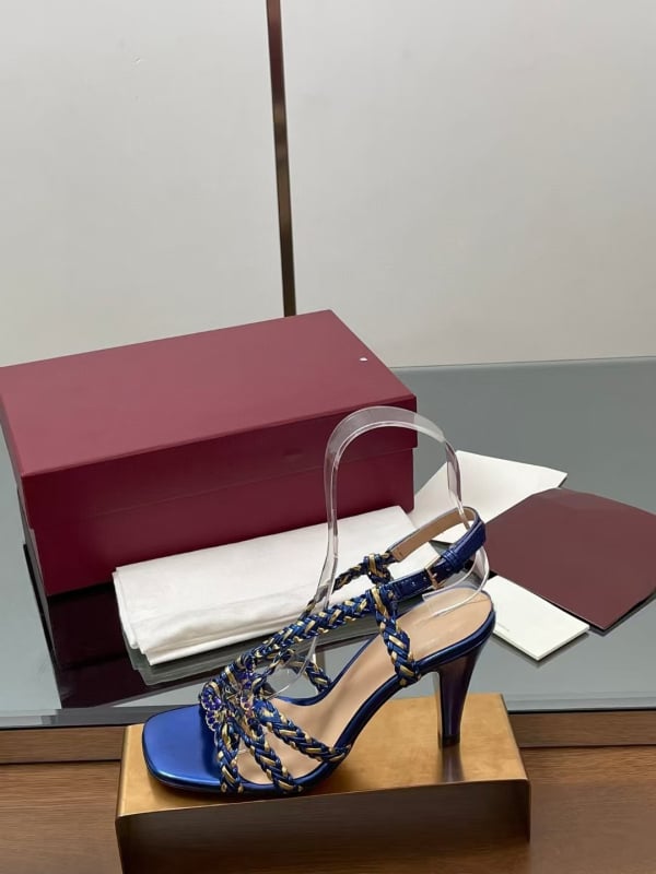 Sandale cu un singur curea, design împletit încrucișat, partea superioară din piele de vită, vârf dreptunghiular, talpă din cauciuc, închidere cu cataramă