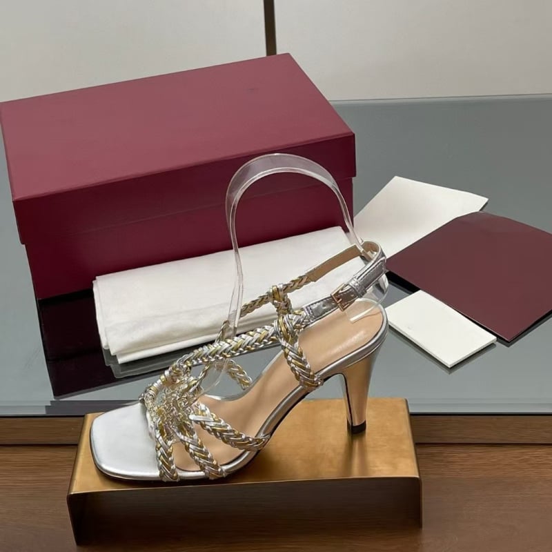 Sandale cu un singur curea, design împletit încrucișat, partea superioară din piele de vită, vârf dreptunghiular, talpă din cauciuc, închidere cu cataramă