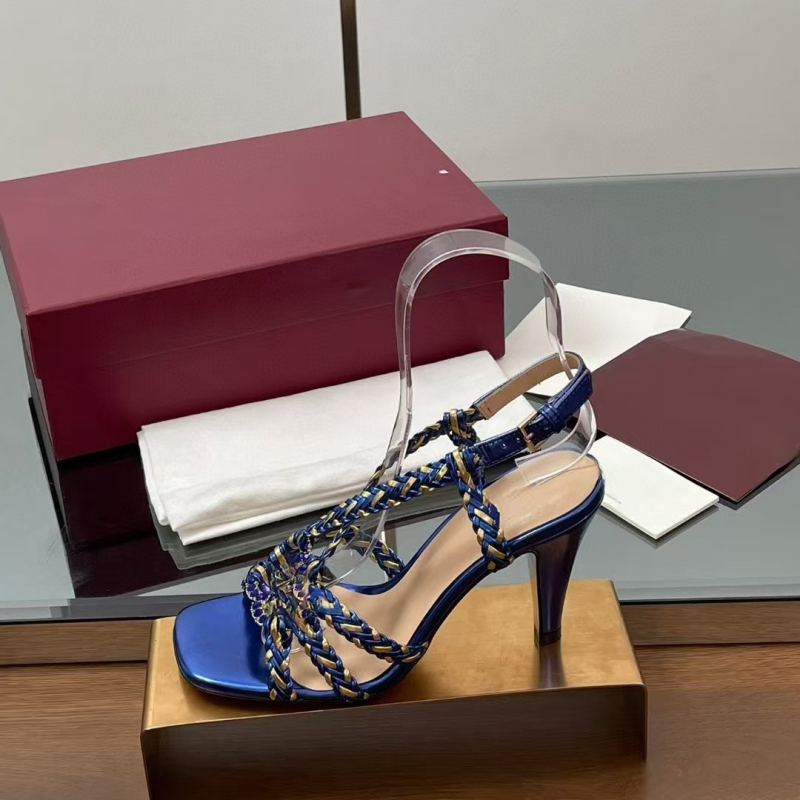 Sandale cu un singur curea, design împletit încrucișat, partea superioară din piele de vită, vârf dreptunghiular, talpă din cauciuc, închidere cu cataramă