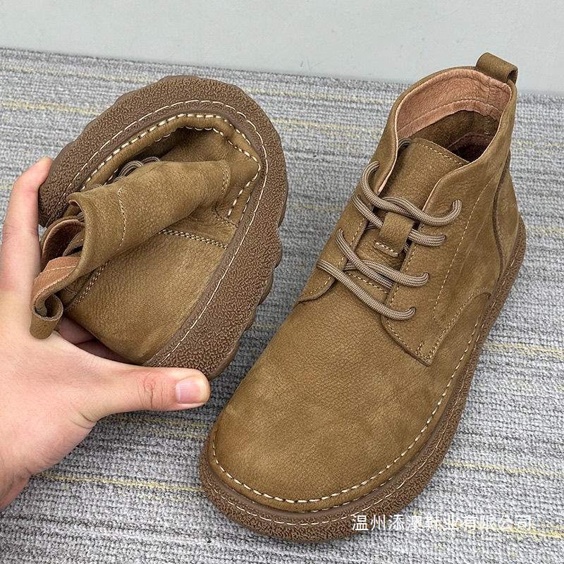 Μποτίνια Μάρτιν; Διαπνοή, Ελαφριά, Αντιολισθητικά; (Άνω: σουέντ; Σόλα: καουτσούκ; Ύψος shaft: Χαμηλό; Κλείσιμο: πόμολο)