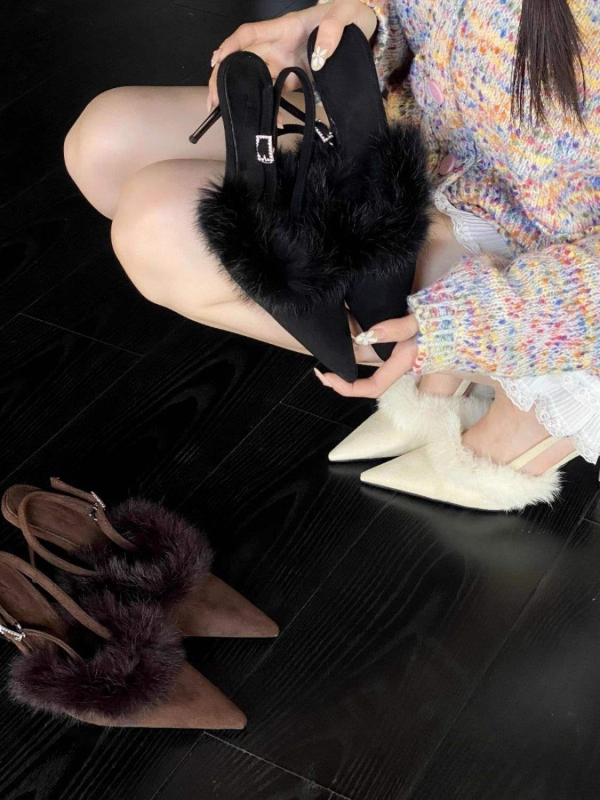 Női szőrös pántos szandál PU felsőrésszel, alacsony sarkú, zárt orrú