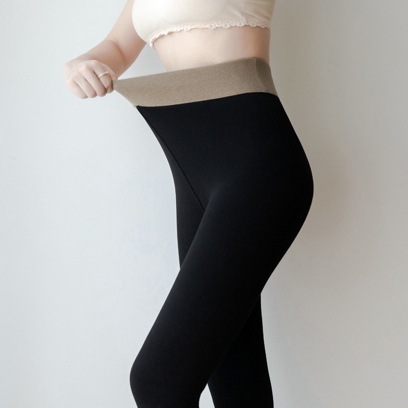Ženske cropped legginge od pamuka s elastanom, debeli materijal, uski kroj, uzorak s slovima, jesen 2025