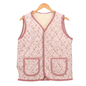 Virágos bélelt poliészter mellény középkorú és idősebb nők számára; kardigán-stílusú külső ruházat; külső anyag 70–80% poliészter, belső 50–70% poliészter; hossz 50–65 cm; domborított textúra; japán/koreai laza stílus