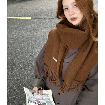 Šal od vunene smese – zimska toplina, warp-knit tehnika, minimalistički stil, svestran