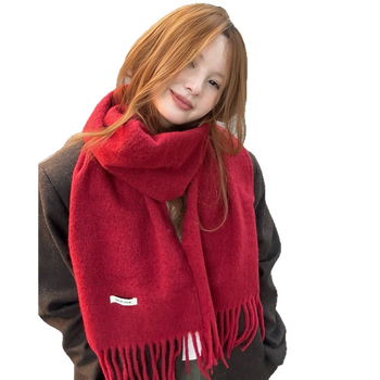 Šal od vunene smese – zimska toplina, warp-knit tehnika, minimalistički stil, svestran