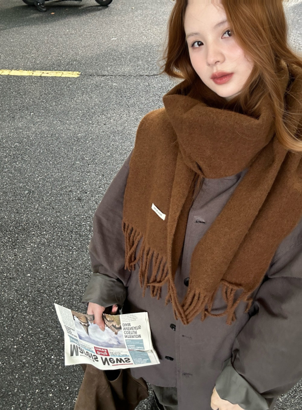 Šal od vunene smese – zimska toplina, warp-knit tehnika, minimalistički stil, svestran