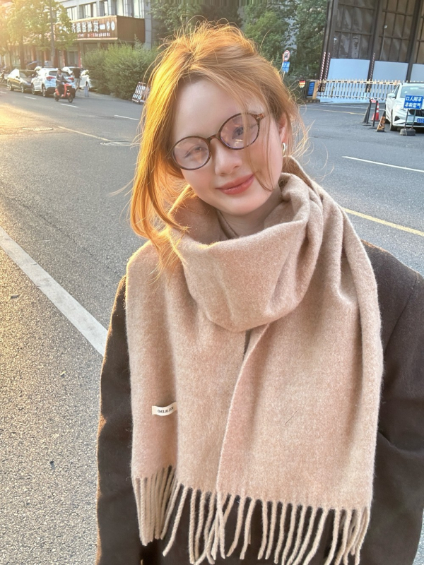 Šal od vunene smese – zimska toplina, warp-knit tehnika, minimalistički stil, svestran