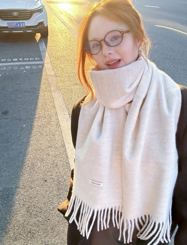 Šal od vunene smese – zimska toplina, warp-knit tehnika, minimalistički stil, svestran