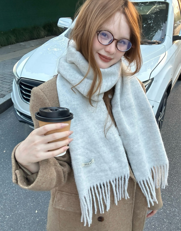 Šal od vunene smese – zimska toplina, warp-knit tehnika, minimalistički stil, svestran