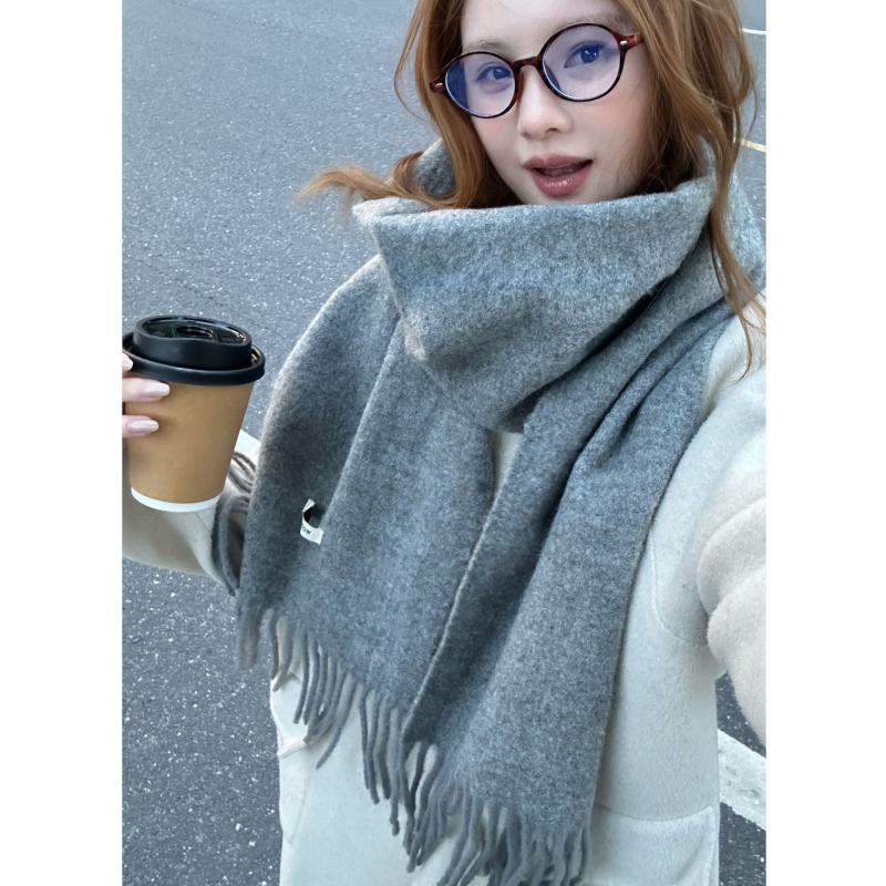Šal od vunene smese – zimska toplina, warp-knit tehnika, minimalistički stil, svestran