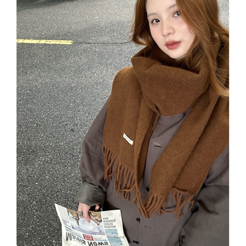 Šal od vunene smese – zimska toplina, warp-knit tehnika, minimalistički stil, svestran