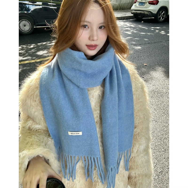Šal od vunene smese – zimska toplina, warp-knit tehnika, minimalistički stil, svestran