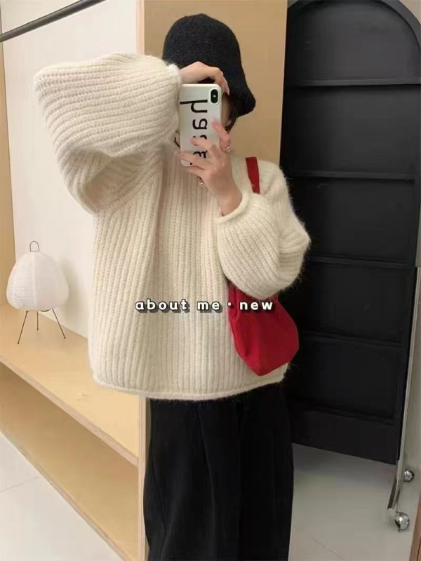 Pulover tricotat gros din amestec lână-acril, cu glugă, guler rotund, croială lejeră — Iarna 2024