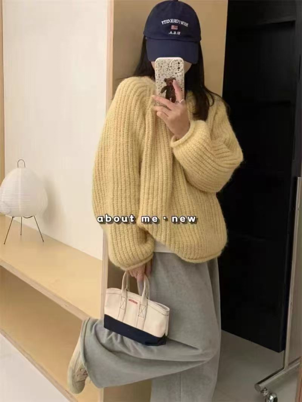 Pulover tricotat gros din amestec lână-acril, cu glugă, guler rotund, croială lejeră — Iarna 2024