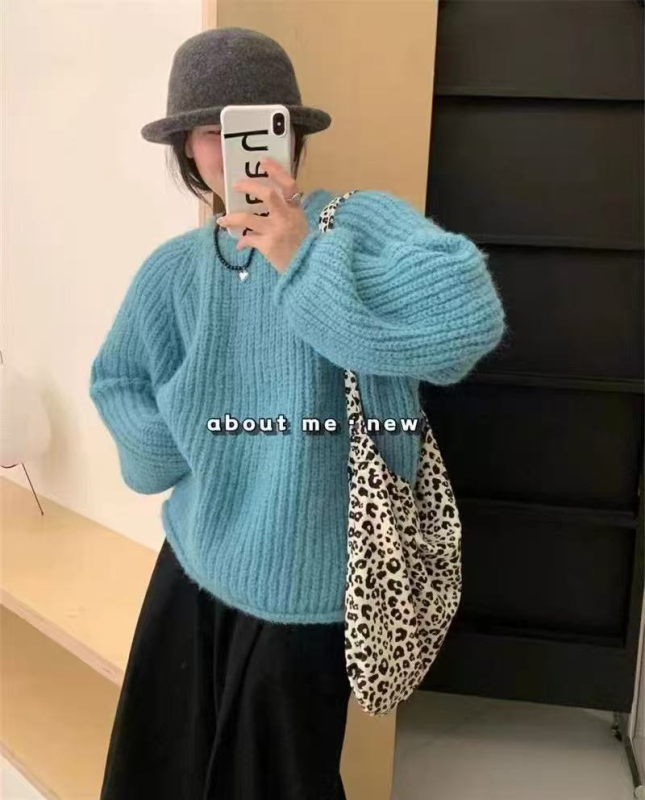 Pulover tricotat gros din amestec lână-acril, cu glugă, guler rotund, croială lejeră — Iarna 2024