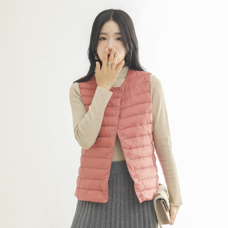 Γυναικείο γιλέκο με πούπουλα, στενή γραμμή, νάιλον εξωτερικό, γέμισμα από λευκό πούπουλο πάπιας 86–90%, στρογγυλή λαιμόκοψη, μπροστινό κλείσιμο με ένα κουμπί, φθινοπωρινό-χειμερινό 2023, ιαπωνοκορεατικό casual