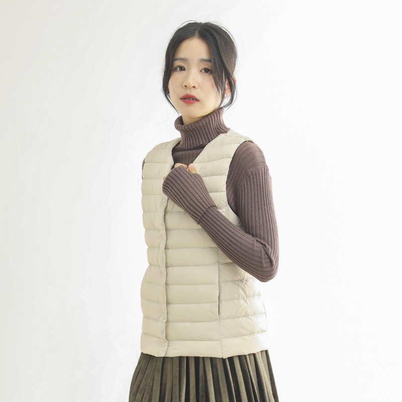 Γυναικείο γιλέκο με πούπουλα, στενή γραμμή, νάιλον εξωτερικό, γέμισμα από λευκό πούπουλο πάπιας 86–90%, στρογγυλή λαιμόκοψη, μπροστινό κλείσιμο με ένα κουμπί, φθινοπωρινό-χειμερινό 2023, ιαπωνοκορεατικό casual