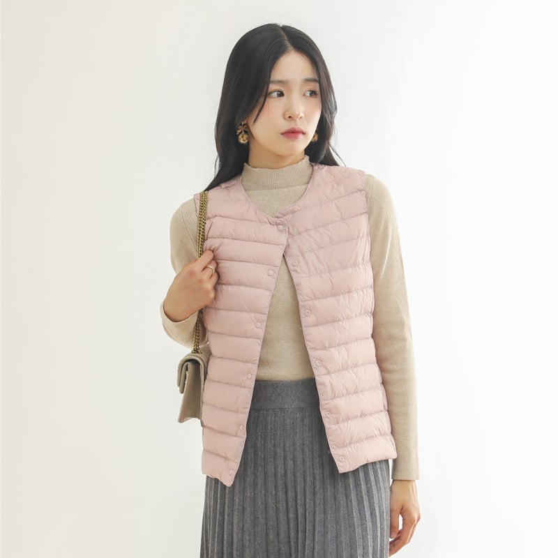 Γυναικείο γιλέκο με πούπουλα, στενή γραμμή, νάιλον εξωτερικό, γέμισμα από λευκό πούπουλο πάπιας 86–90%, στρογγυλή λαιμόκοψη, μπροστινό κλείσιμο με ένα κουμπί, φθινοπωρινό-χειμερινό 2023, ιαπωνοκορεατικό casual
