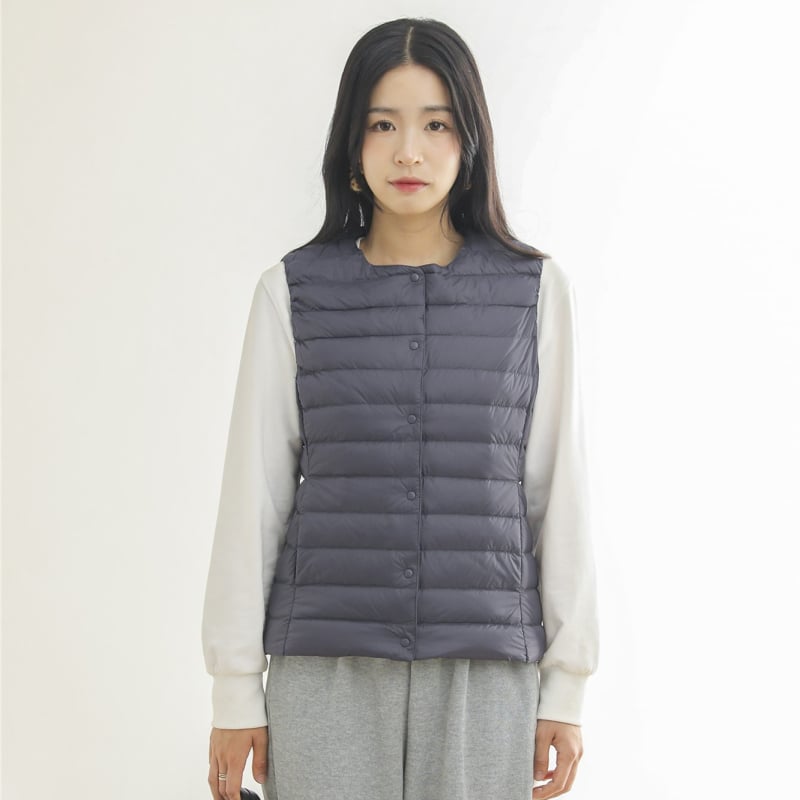 Γυναικείο γιλέκο με πούπουλα, στενή γραμμή, νάιλον εξωτερικό, γέμισμα από λευκό πούπουλο πάπιας 86–90%, στρογγυλή λαιμόκοψη, μπροστινό κλείσιμο με ένα κουμπί, φθινοπωρινό-χειμερινό 2023, ιαπωνοκορεατικό casual