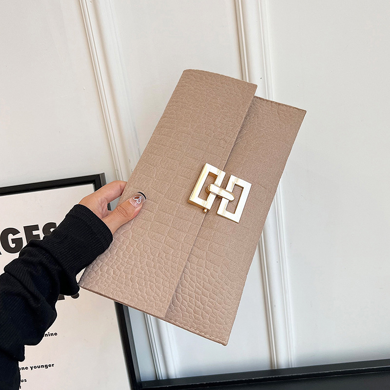 Ženska mala torba – ulični stil, filc materijal, torba u stilu omotnice (Envelope Pack), vodoravni kvadratni oblik, zatvaranje poklopcem, unutarnja pregrada za telefon