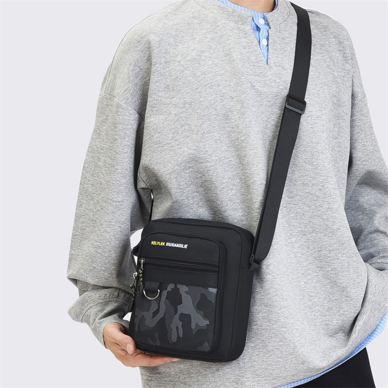 Muška torba preko ramena u urbanom stilu, od Oxford materijala, poliester podstava, kamuflažni uzorak, otporna na habanje.