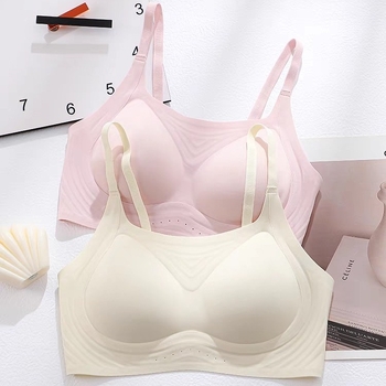 Bezšvová podprsenka s tenkými tvarovanými košíčkami, bez oceľových prvkov, pevné dvojité ramienka, vzadu trojradový háčik