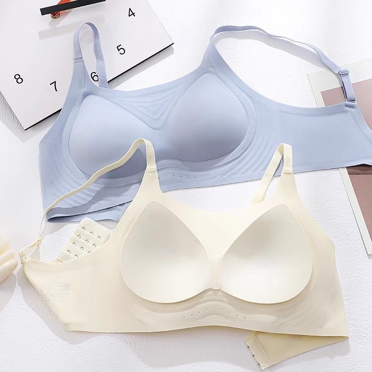 Bezšvová podprsenka s tenkými tvarovanými košíčkami, bez oceľových prvkov, pevné dvojité ramienka, vzadu trojradový háčik