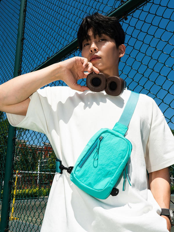Muška torbica za prsa inspirirana japanskim streetwear stilom, lagana i kompaktna, od najlona, 8-inčni
