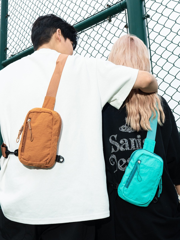 Muška torbica za prsa inspirirana japanskim streetwear stilom, lagana i kompaktna, od najlona, 8-inčni