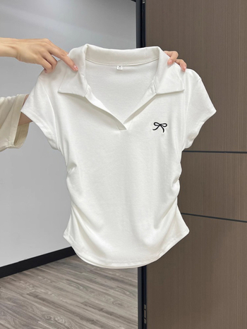 Pamukasto T-shirt s polo ovratnikom, kratkim rukavima, uskim krojem, kratka duljina