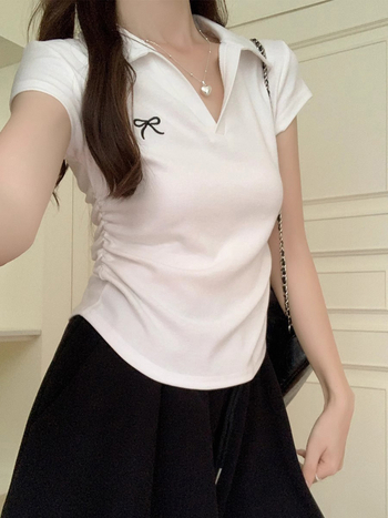 Pamukasto T-shirt s polo ovratnikom, kratkim rukavima, uskim krojem, kratka duljina