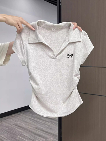 Pamukasto T-shirt s polo ovratnikom, kratkim rukavima, uskim krojem, kratka duljina